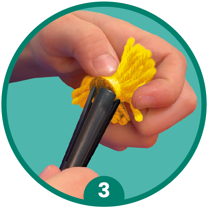Étape 3 : fixe le pompon sur le passetouf